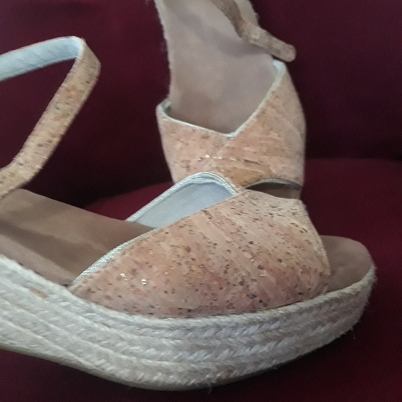 Shoes, and clothes. - Picture 9 of 12